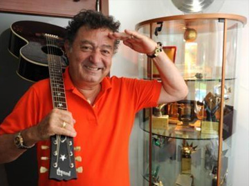 Much loved Turkish singer, Kayahan, dies today at 66 after his battle with #lungcancer